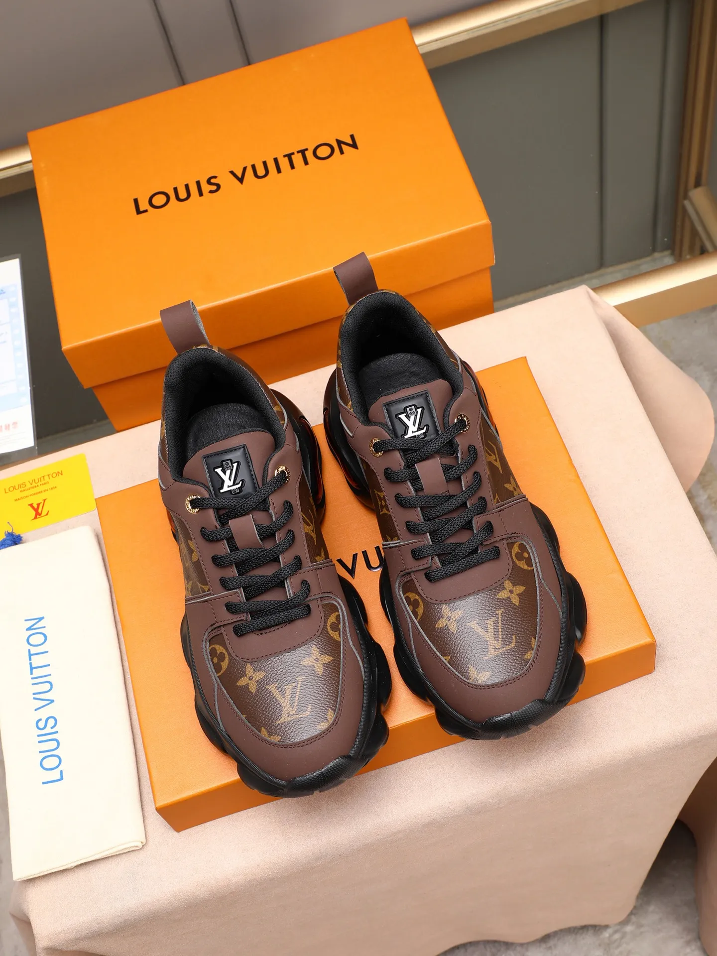 Men's shoes 💰460 [LV] Made of imported L special materials spliced ​​with cowhide and comfortable mesh lining. Private molded foam air cushion outsole, super light and comfortable on the feet! Perfect last shape, generous and fashionable design, 5 colors available! Code number: 38–44 (45 customized